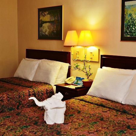 Days Hotel By Wyndham Batangas Екстер'єр фото