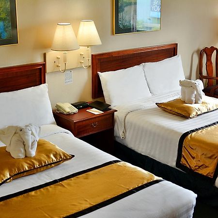 Days Hotel By Wyndham Batangas Екстер'єр фото