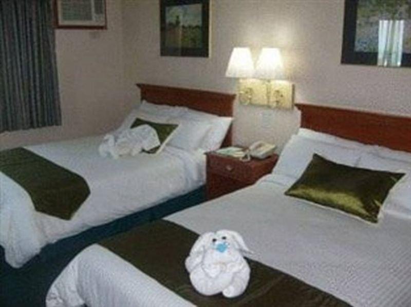 Days Hotel By Wyndham Batangas Екстер'єр фото