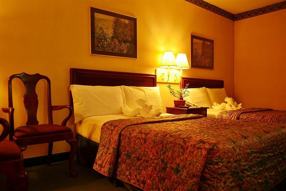 Days Hotel By Wyndham Batangas Екстер'єр фото