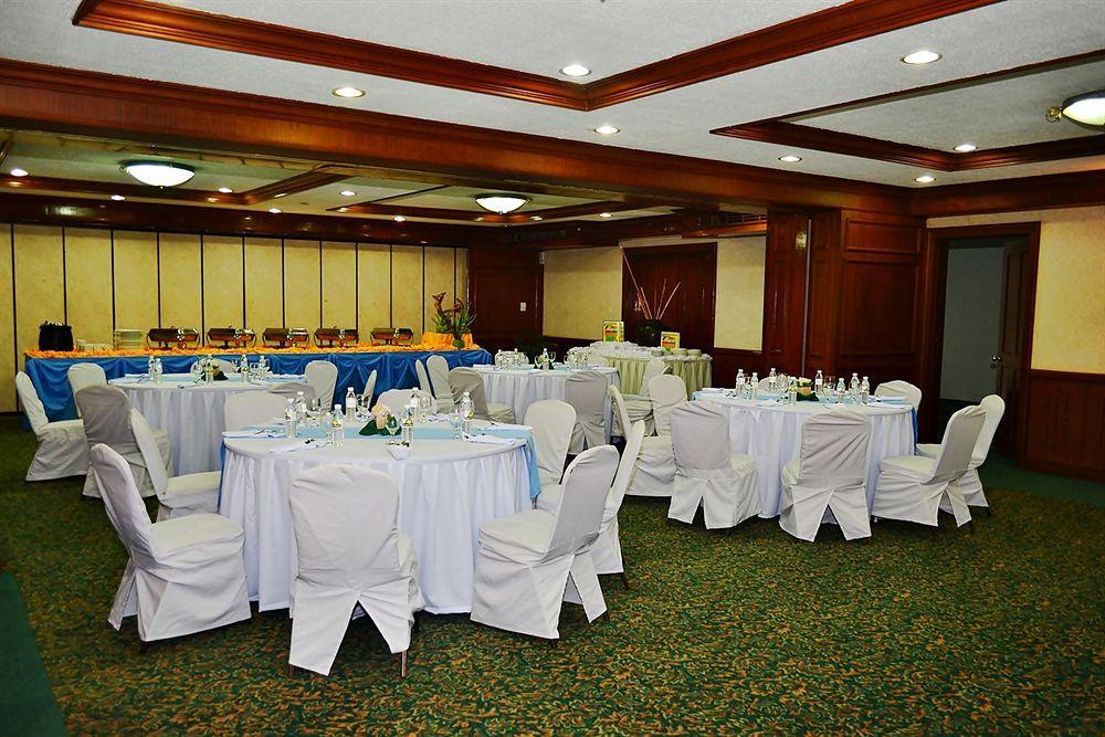 Days Hotel By Wyndham Batangas Екстер'єр фото