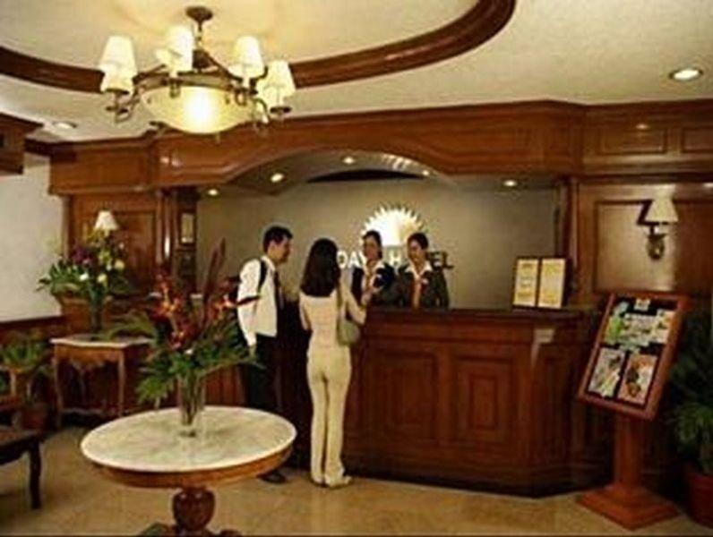 Days Hotel By Wyndham Batangas Екстер'єр фото