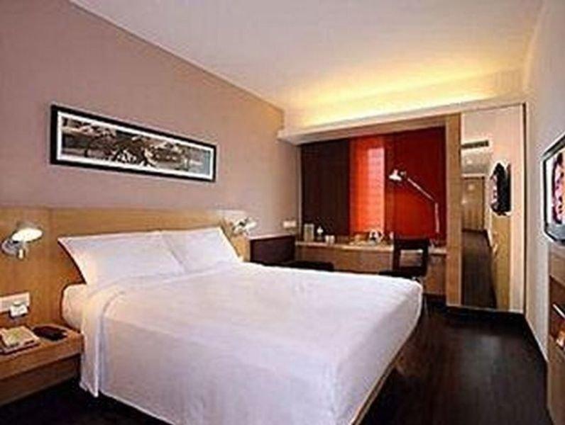 Days Hotel By Wyndham Batangas Екстер'єр фото
