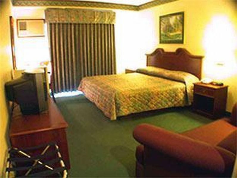 Days Hotel By Wyndham Batangas Номер фото