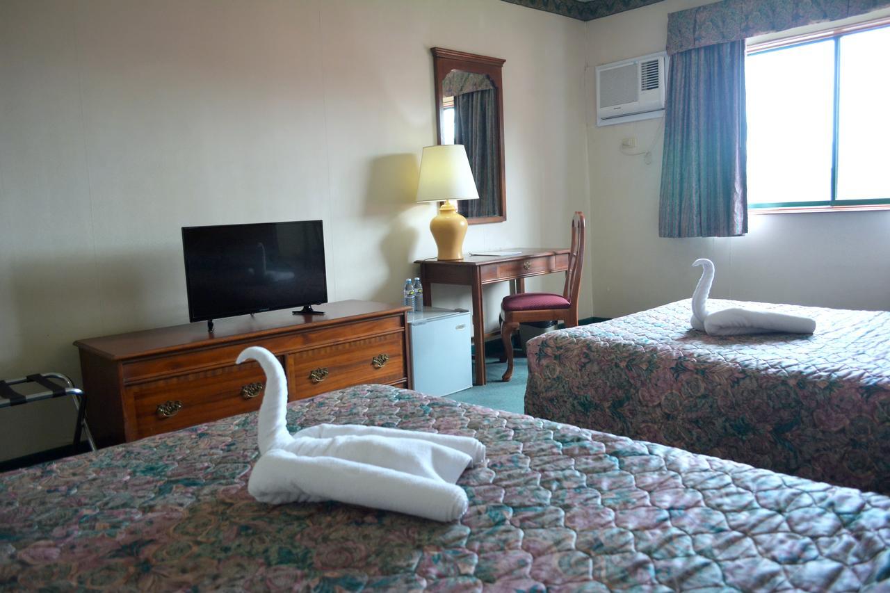 Days Hotel By Wyndham Batangas Екстер'єр фото