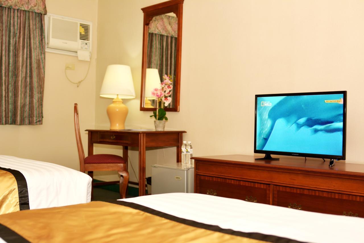 Days Hotel By Wyndham Batangas Екстер'єр фото