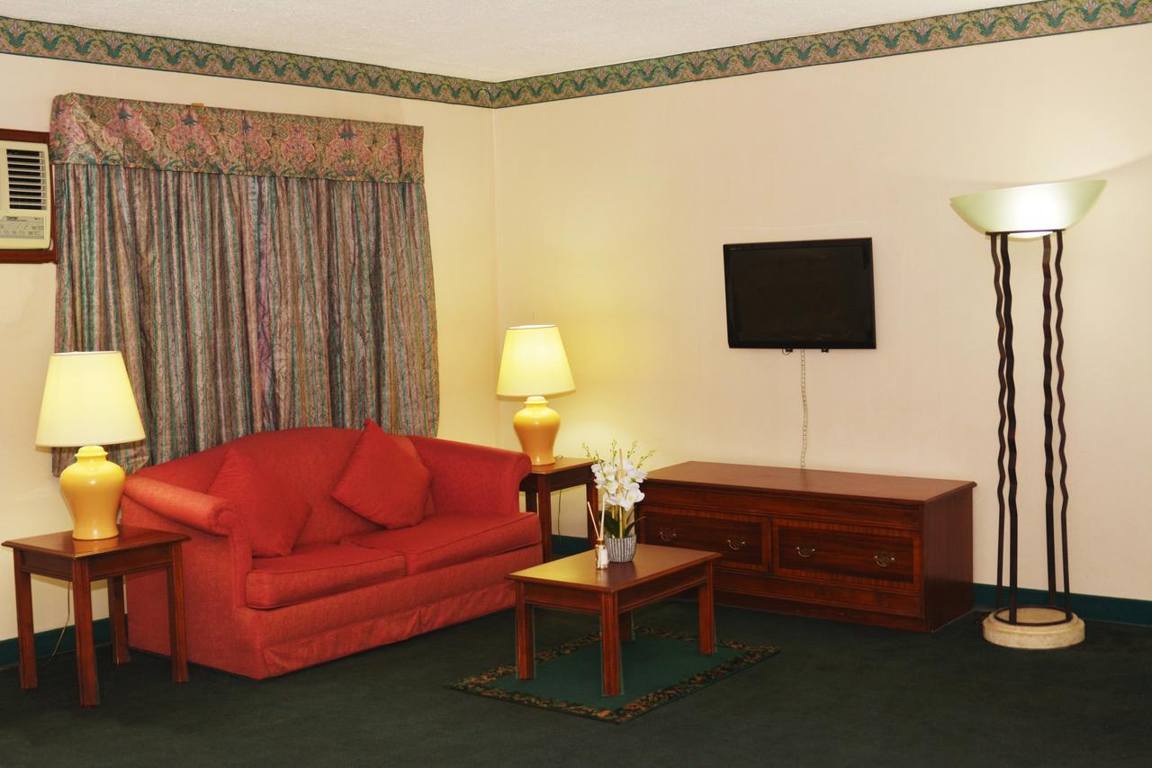 Days Hotel By Wyndham Batangas Екстер'єр фото