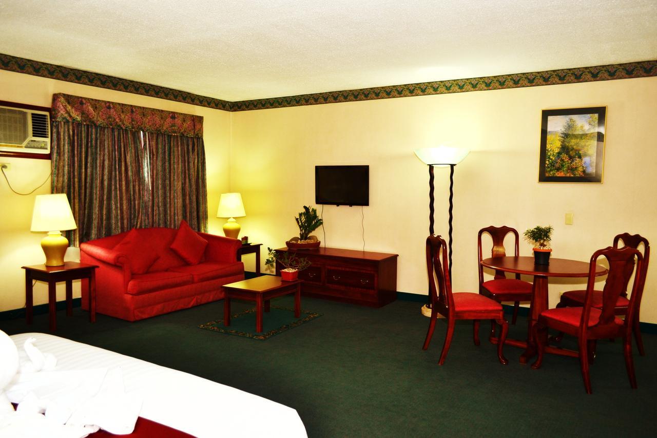 Days Hotel By Wyndham Batangas Екстер'єр фото