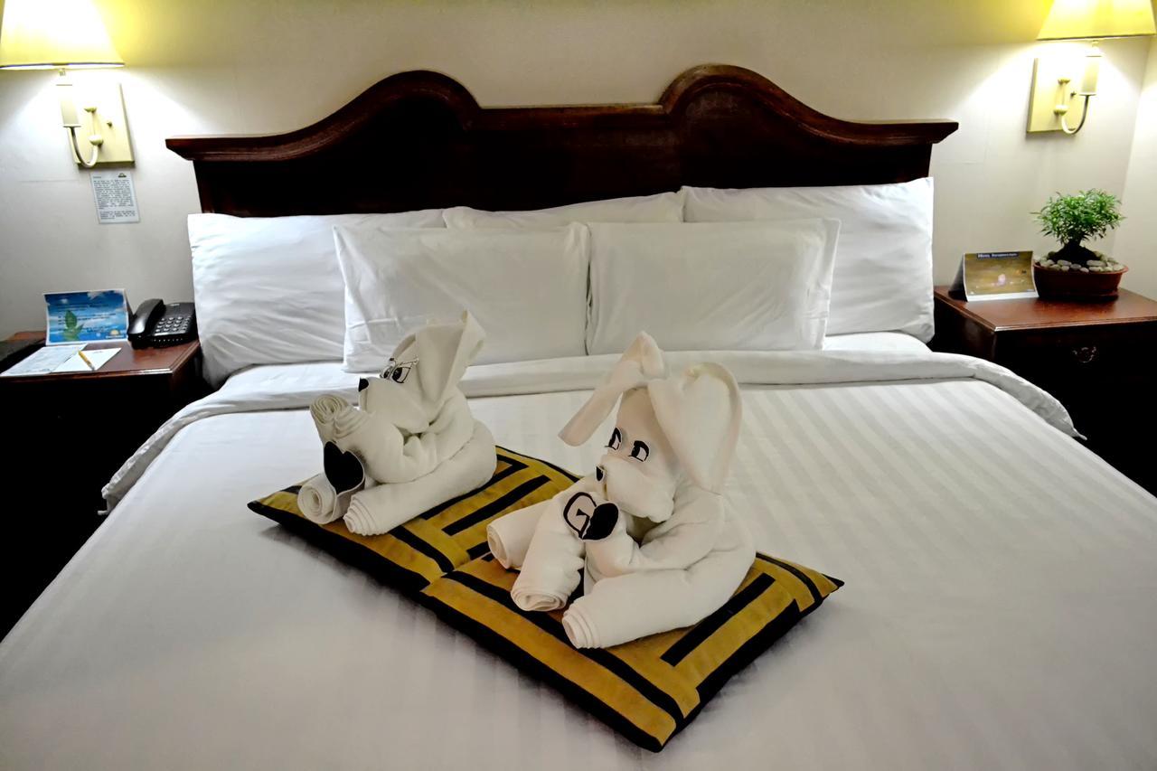 Days Hotel By Wyndham Batangas Екстер'єр фото