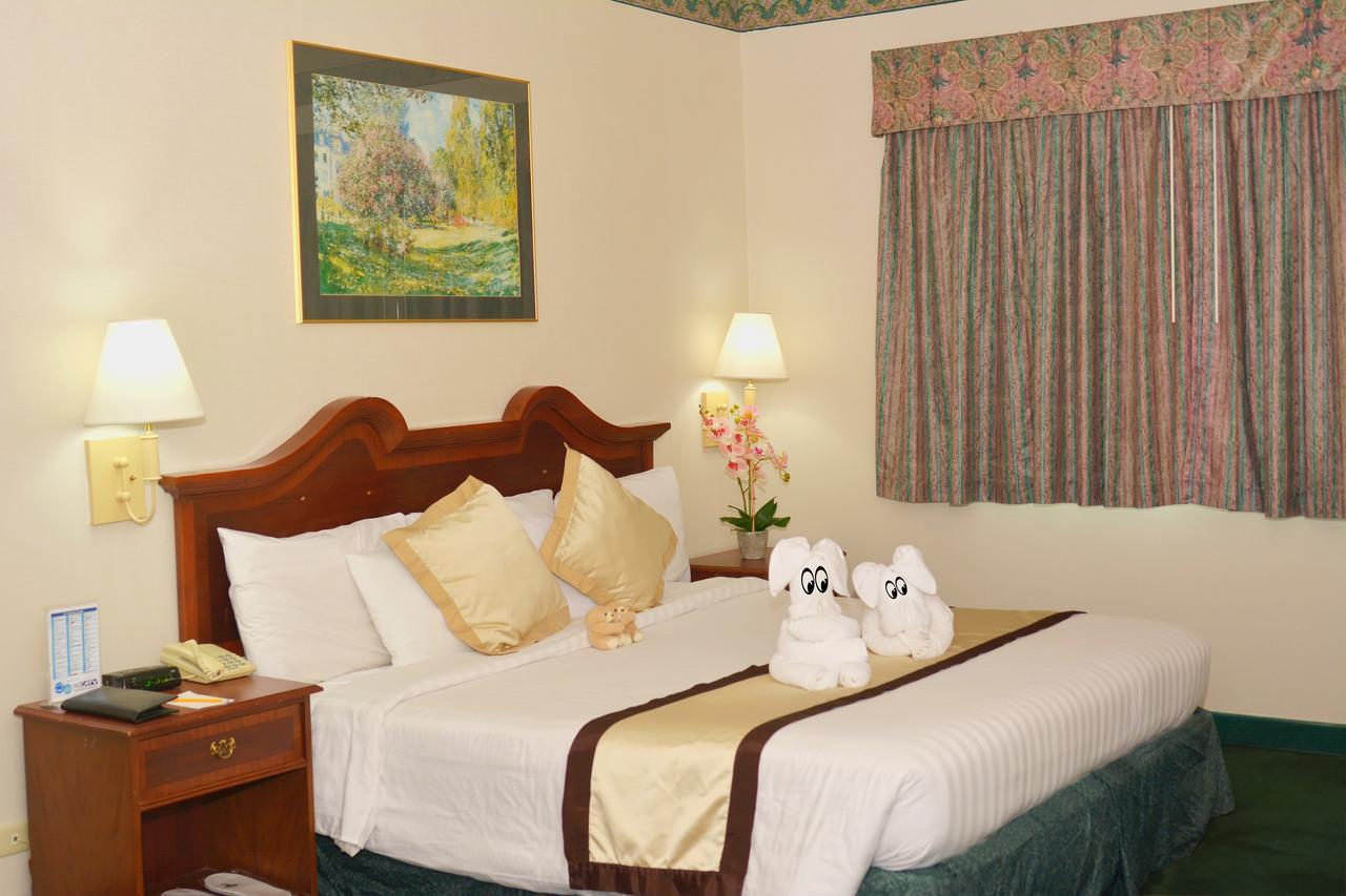 Days Hotel By Wyndham Batangas Екстер'єр фото