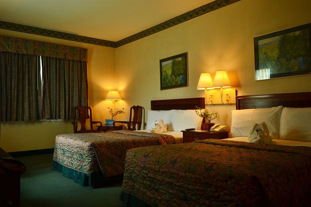 Days Hotel By Wyndham Batangas Екстер'єр фото