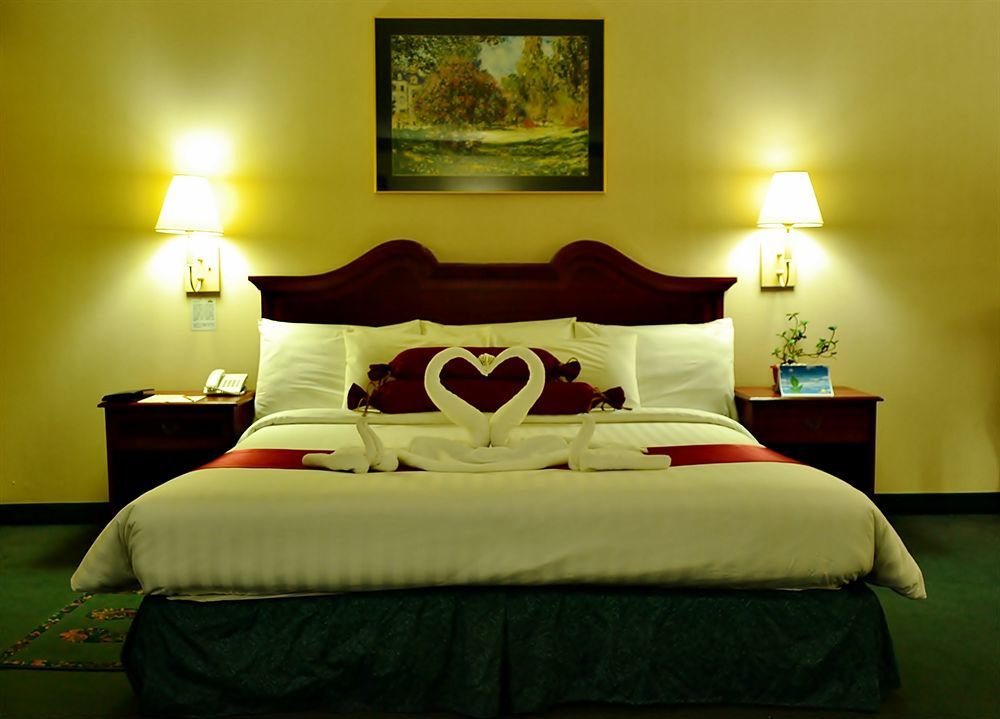 Days Hotel By Wyndham Batangas Екстер'єр фото