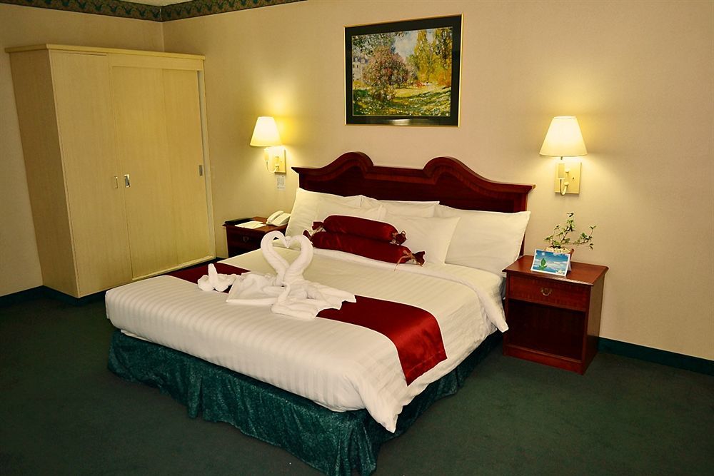 Days Hotel By Wyndham Batangas Екстер'єр фото