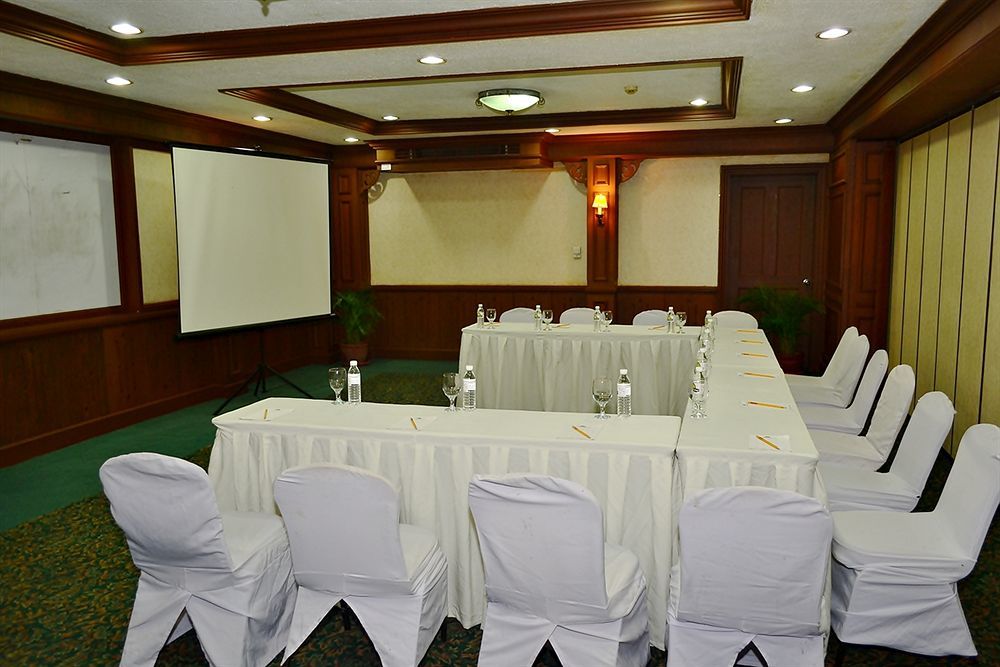 Days Hotel By Wyndham Batangas Екстер'єр фото