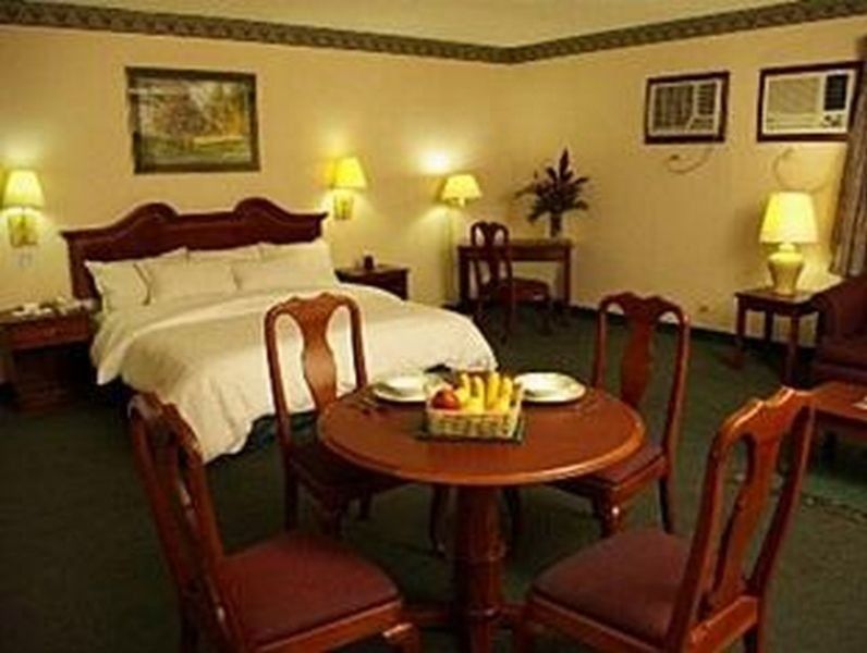Days Hotel By Wyndham Batangas Екстер'єр фото